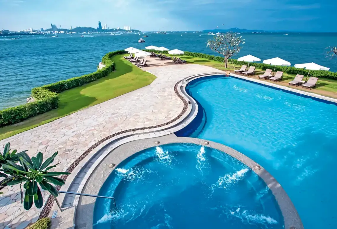 Basen w hotelu Dusit Thani Pattaya
