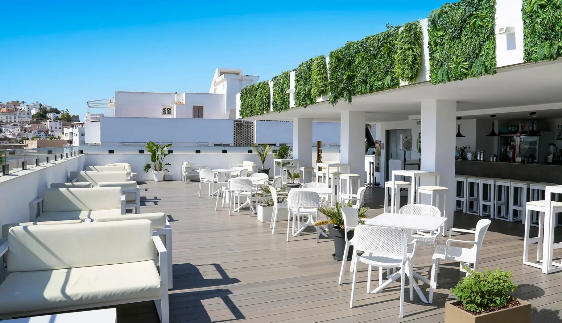 Basen w hotelu Eurostars Puerto de Ibiza