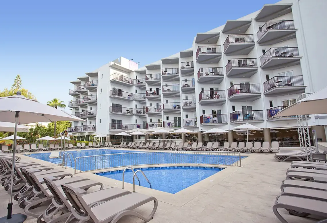 Basen w hotelu Fergus Bermudas