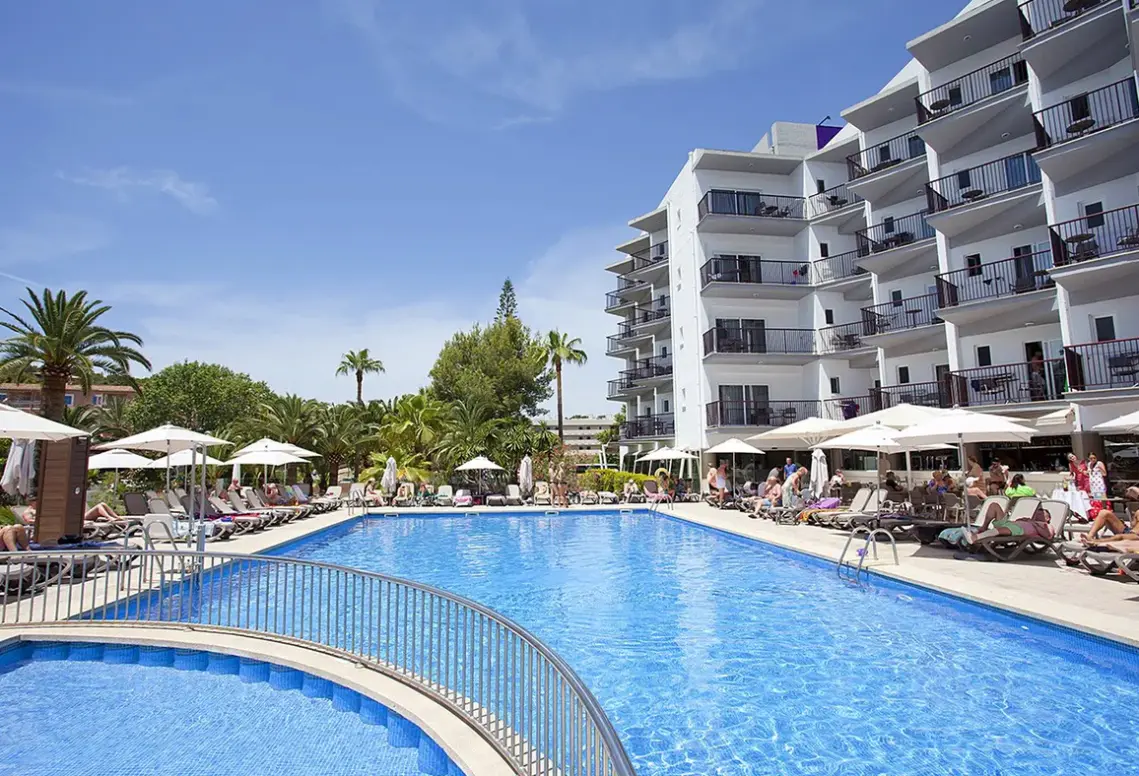 Basen w hotelu Fergus Bermudas