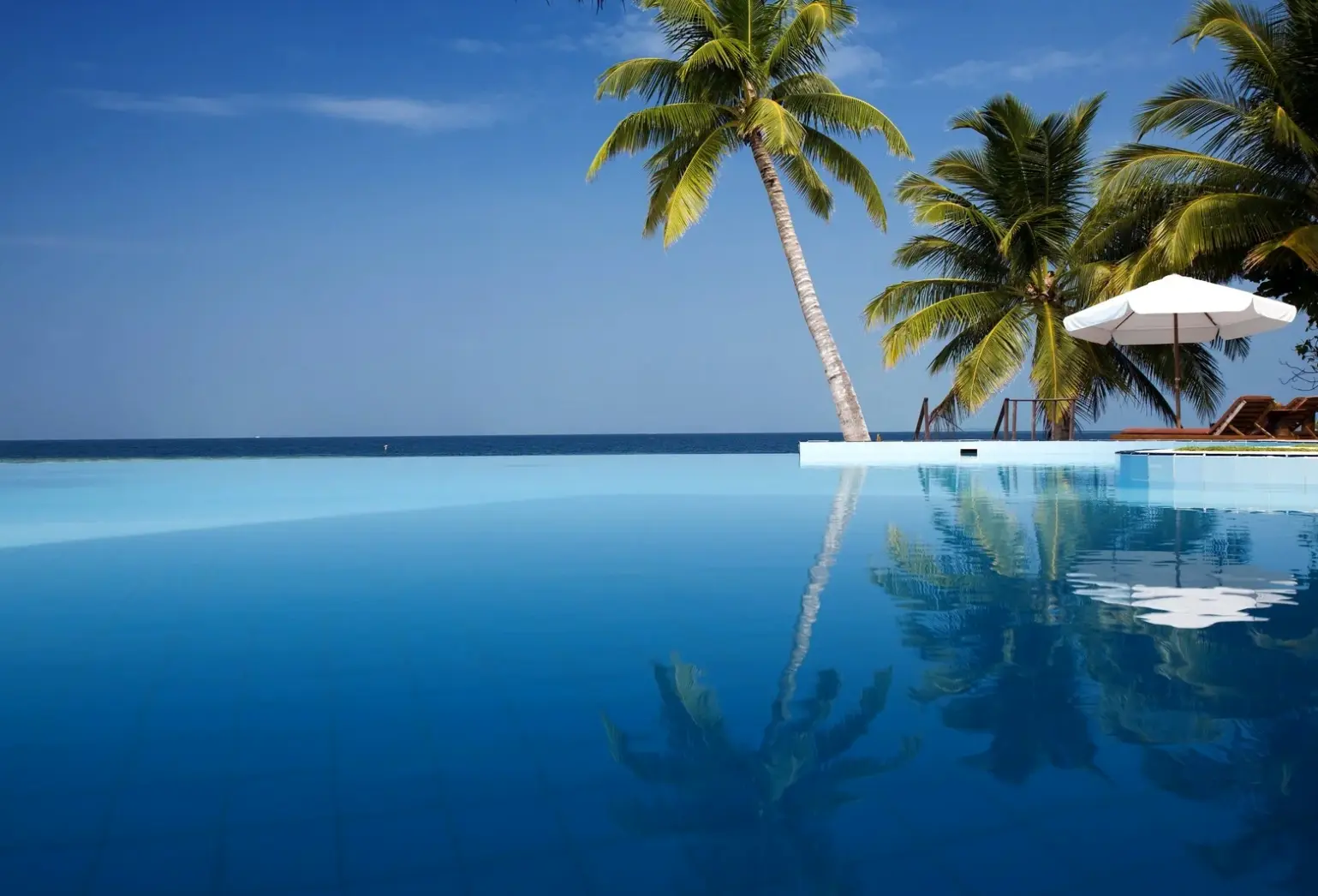 Basen w hotelu Filitheyo Island Resort