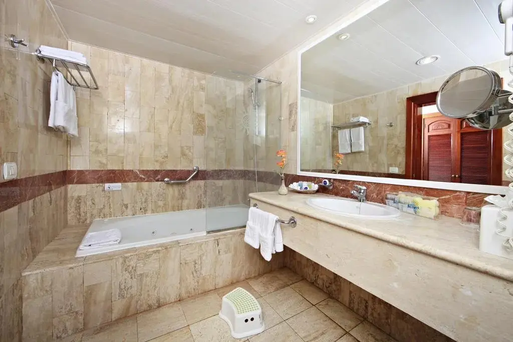 Łazienka w pokoju hotelu Grand Bahia Principe Turquesa