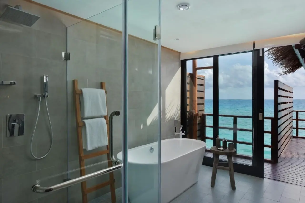 Łazienka w pokoju hotelu Grand Park Kodhipparu, Maldives