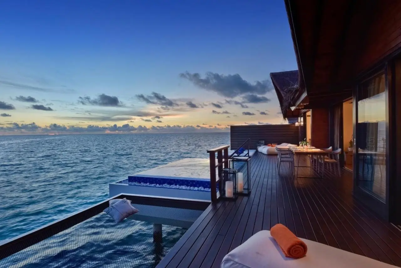 Basen w hotelu Grand Park Kodhipparu, Maldives