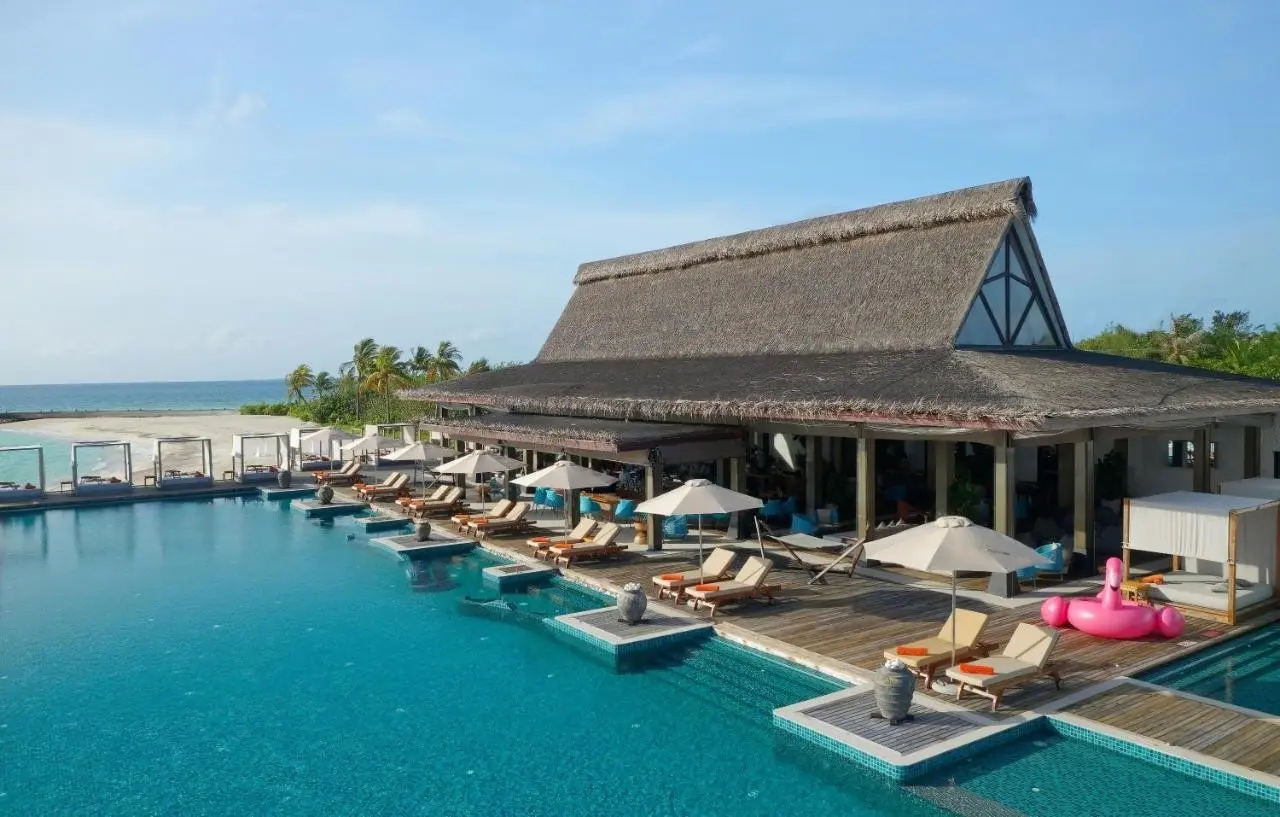 Basen w hotelu Grand Park Kodhipparu, Maldives
