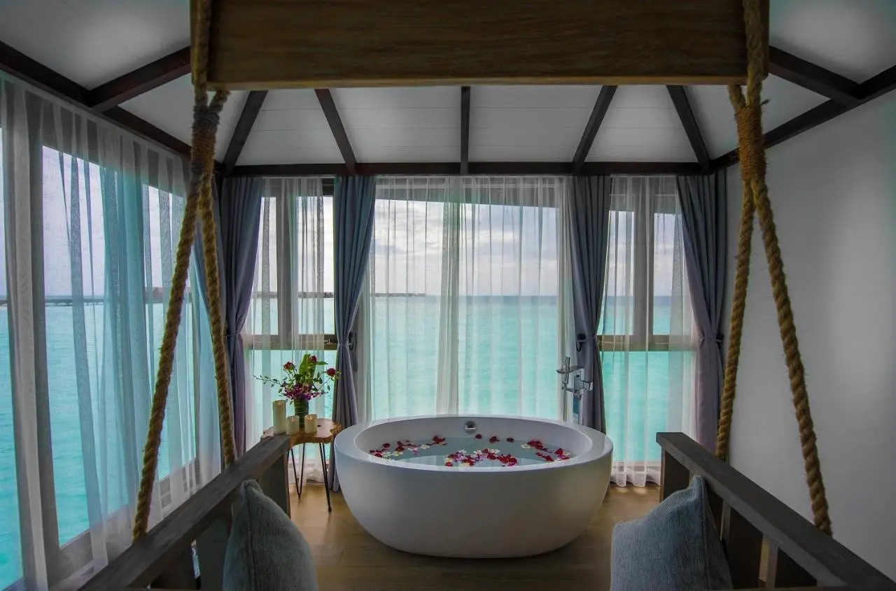 Łazienka w pokoju hotelu Grand Park Kodhipparu, Maldives