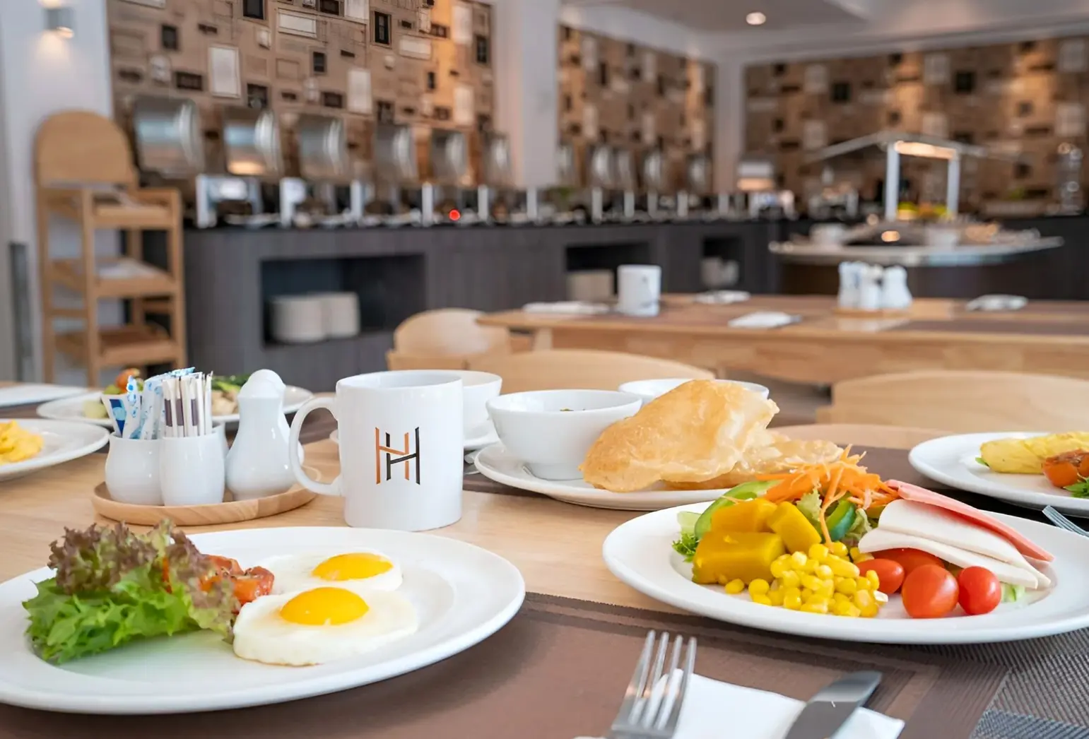 Restauracja i jedzenie w hotelu Heeton Concept Hotel by Compass Hospitality