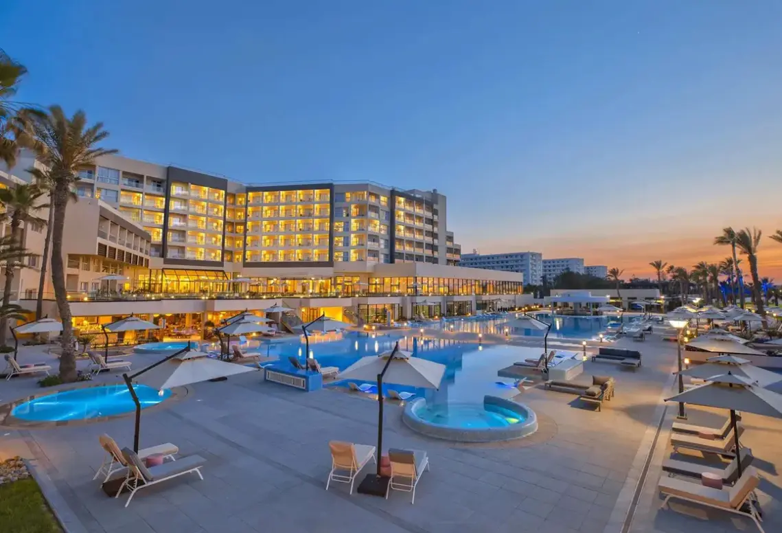 Basen w hotelu Hilton Skanes Monastir Beach Resort