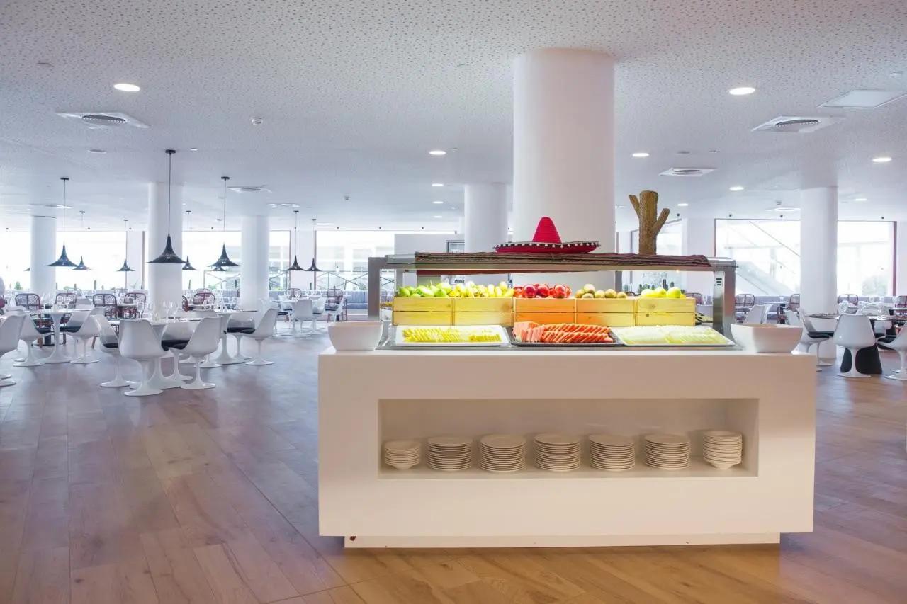 Restauracja i jedzenie w hotelu HM Gran Fiesta
