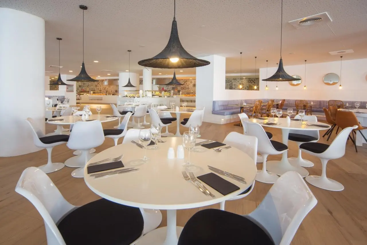 Restauracja i jedzenie w hotelu HM Gran Fiesta