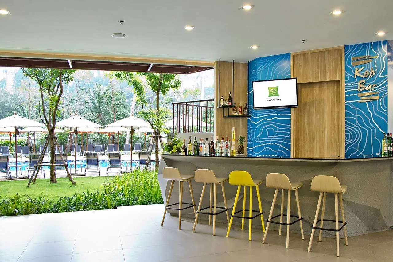 Basen w hotelu Ibis Styles Krabi Ao Nang
