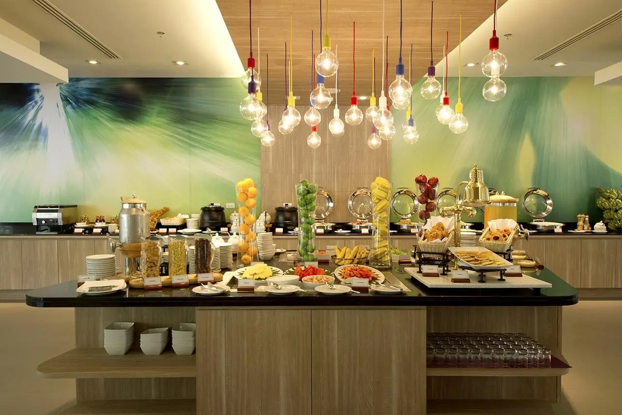 Restauracja i jedzenie w hotelu Ibis Styles Krabi Ao Nang