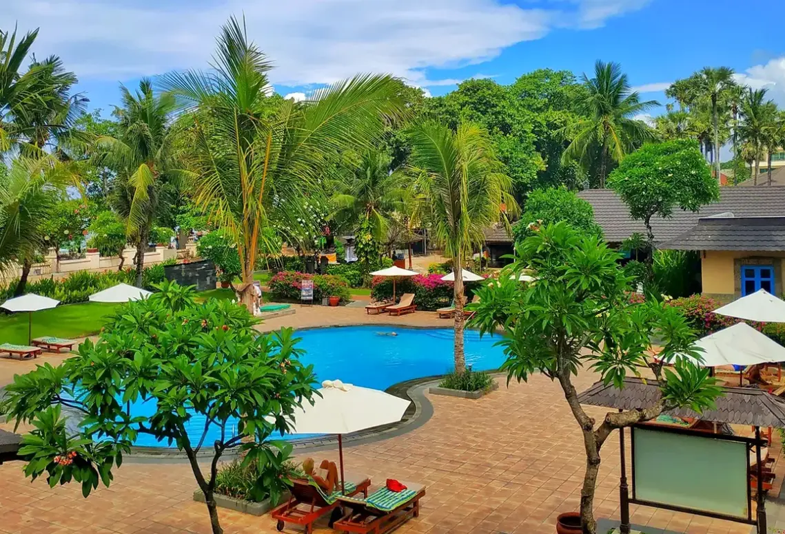 Basen w hotelu Jayakarta Bali Beach Resort & SPA