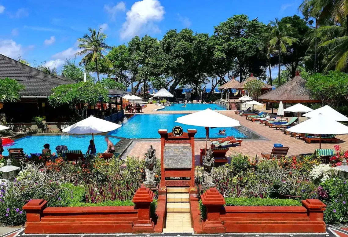 Basen w hotelu Jayakarta Bali Beach Resort & SPA