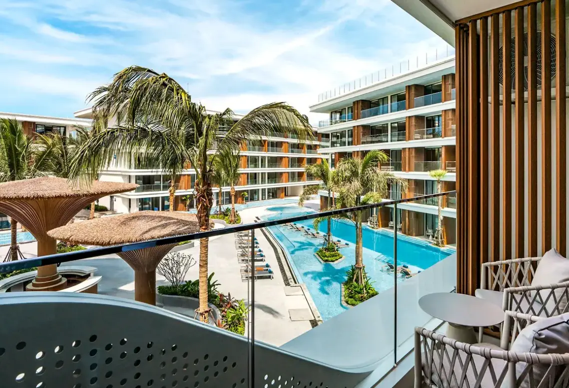 Widok z hotelu Kora Beach Resort Phuket