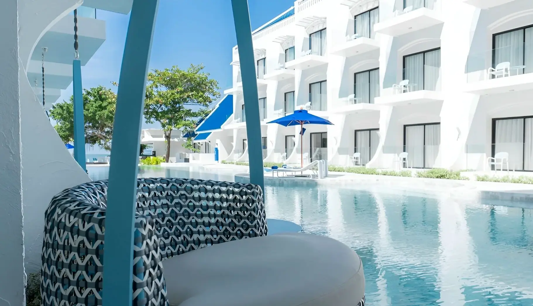 Basen w hotelu Kram Pattaya