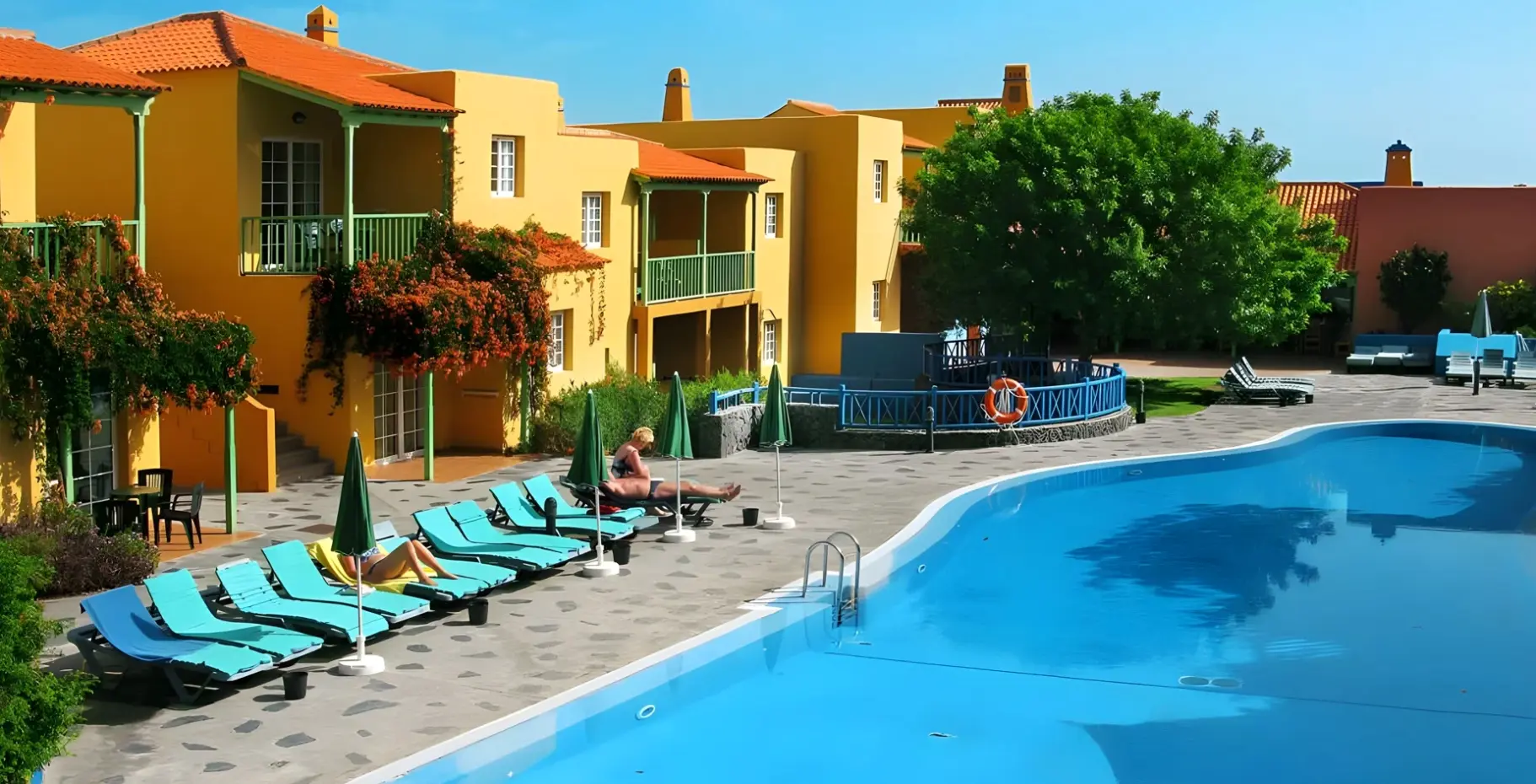 Basen w hotelu La Caleta Apartamentos