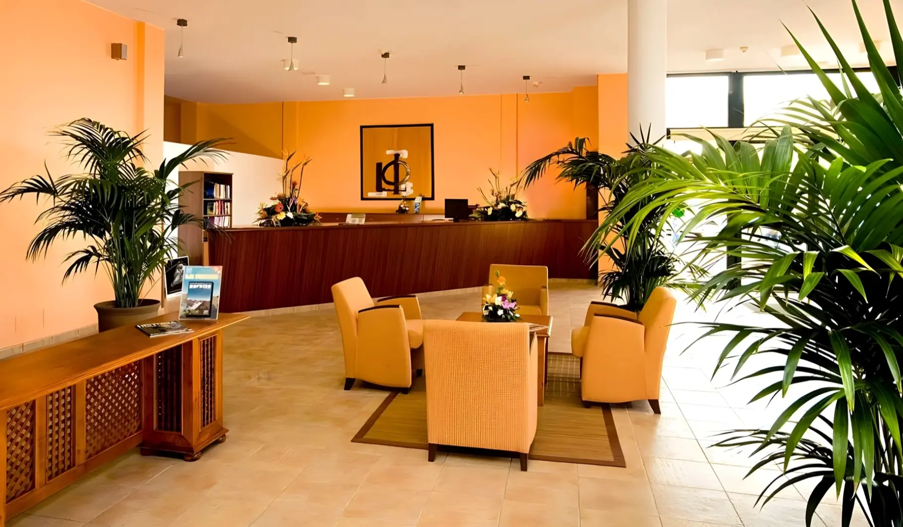 Lobby hotelu La Caleta Apartamentos