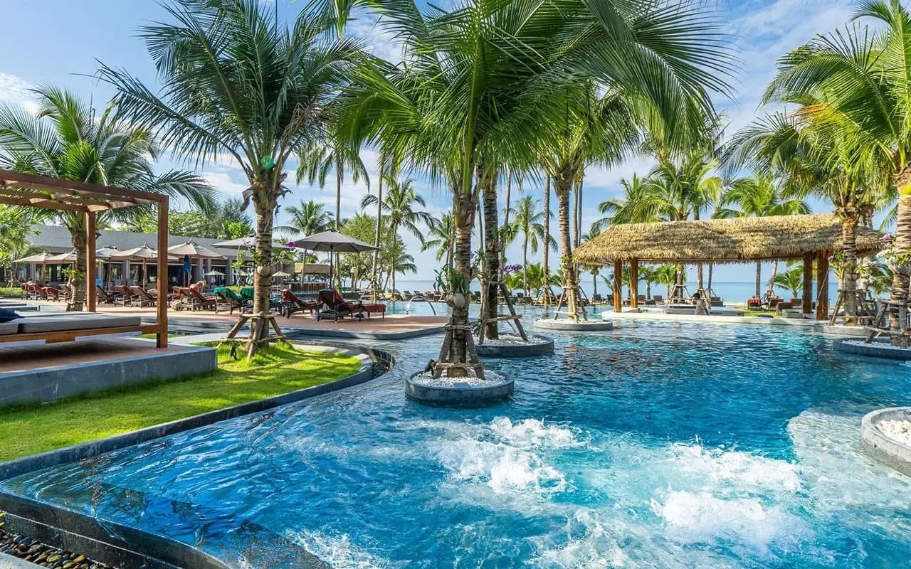 Basen w hotelu La Flora Khao Lak