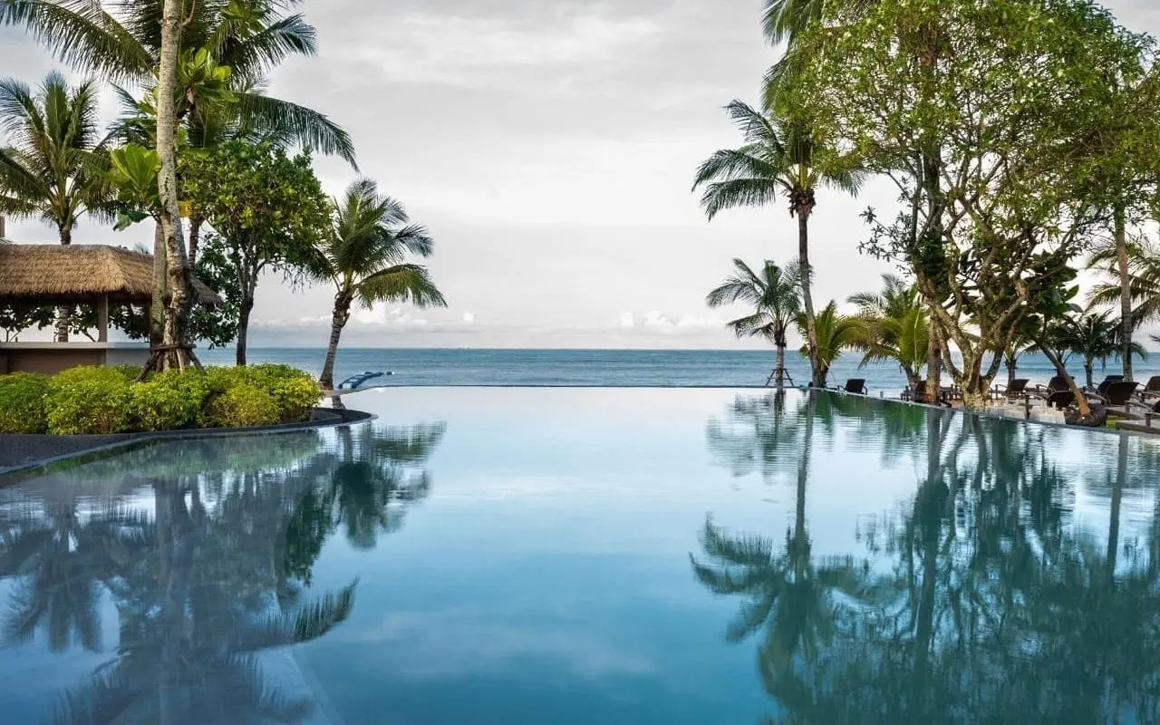 Basen w hotelu La Flora Khao Lak