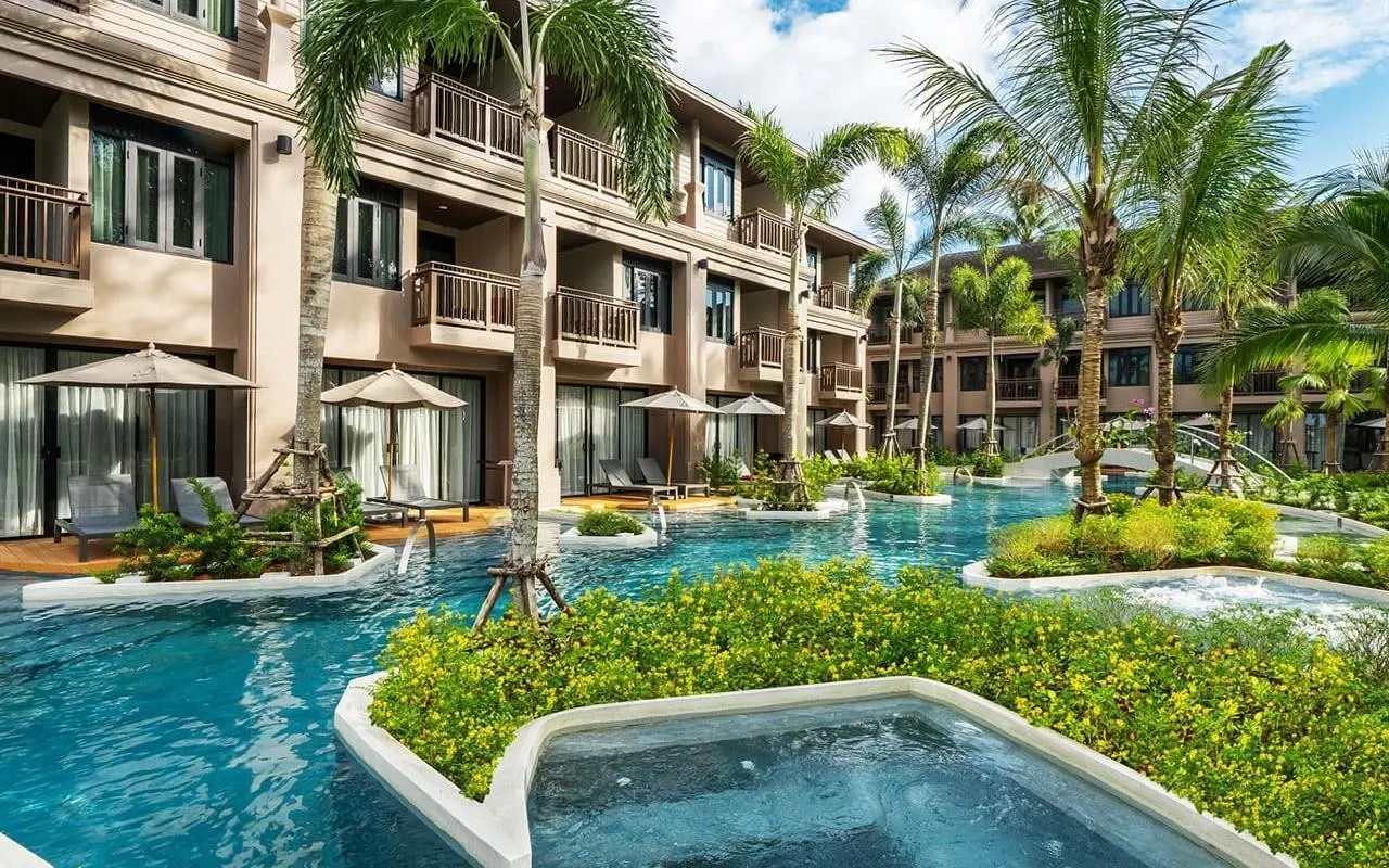 Basen w hotelu La Flora Khao Lak