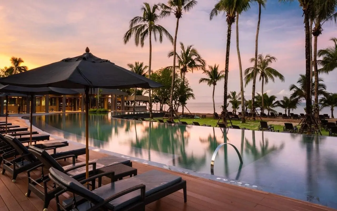 Basen w hotelu La Flora Khao Lak