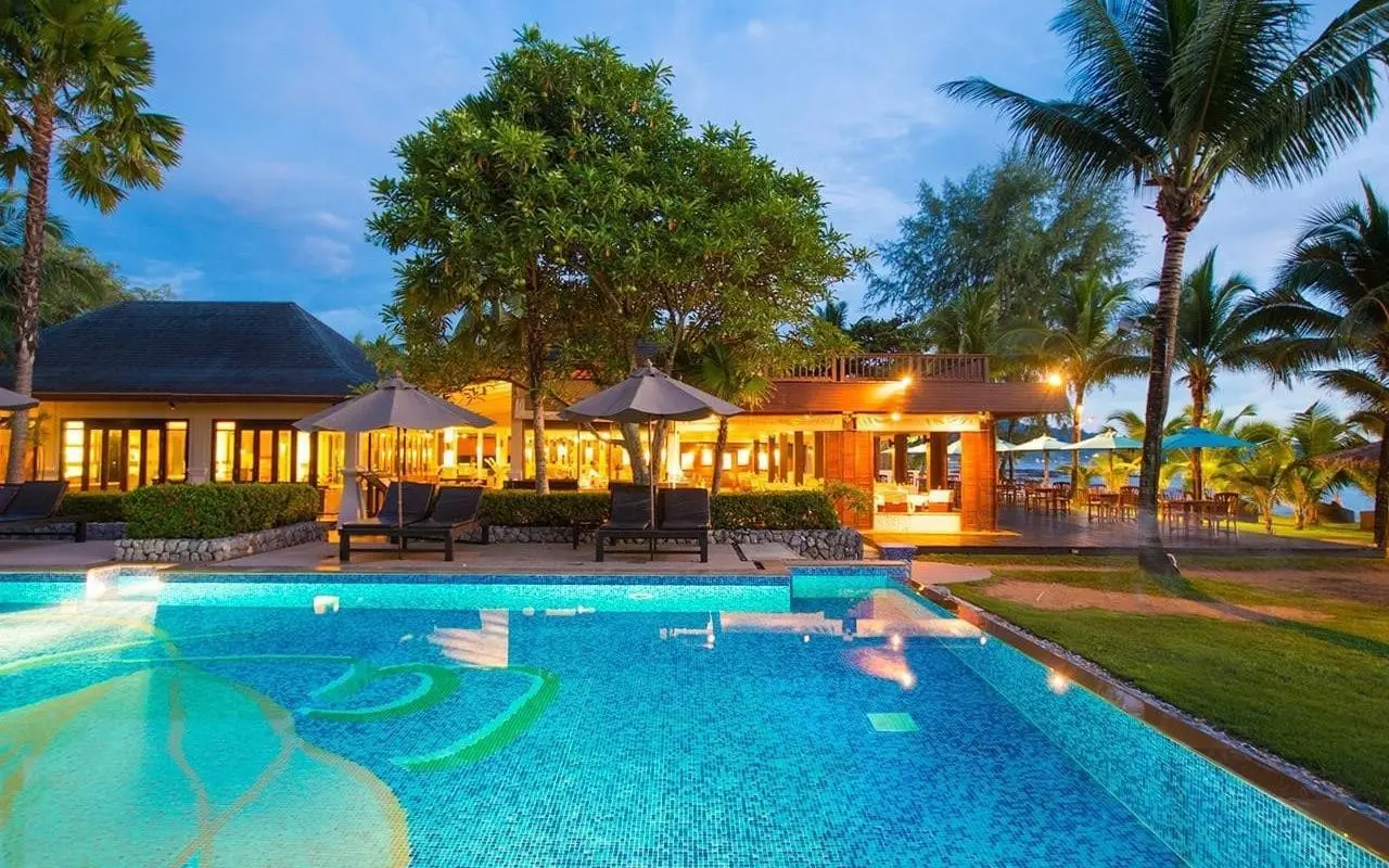 Basen w hotelu La Flora Khao Lak