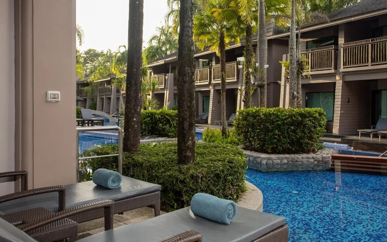 Basen w hotelu La Flora Khao Lak