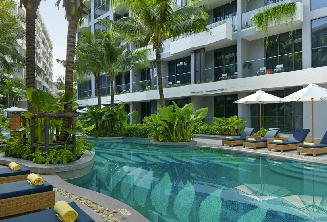 Basen w hotelu La Green Hotel & Residence