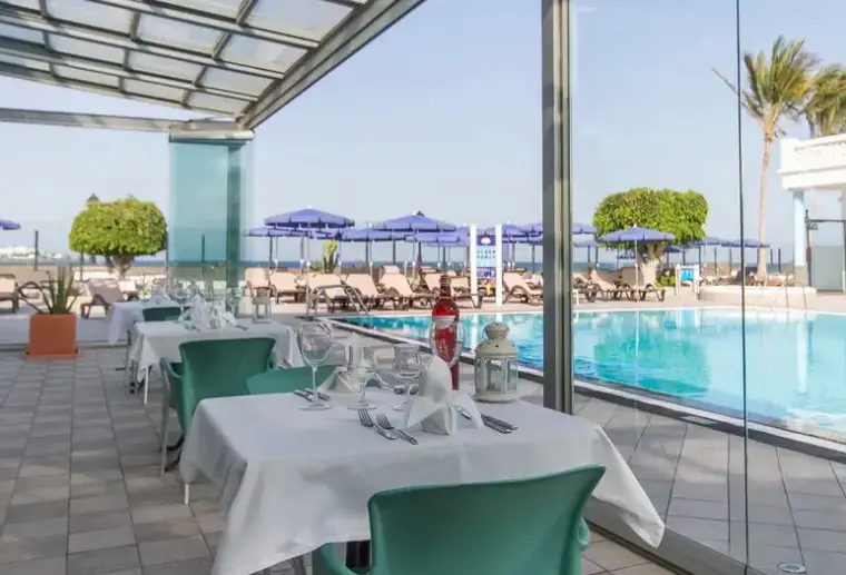 Basen w hotelu Las Costas