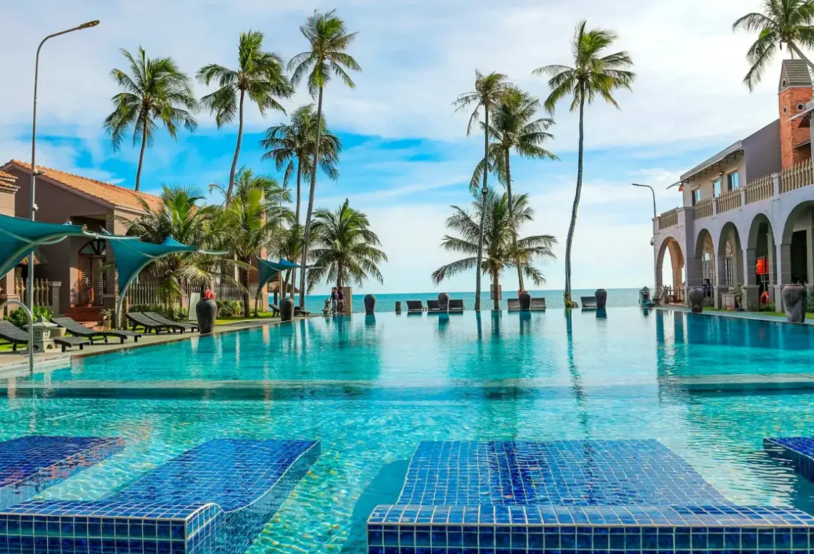 Basen w hotelu Le Viva Resort