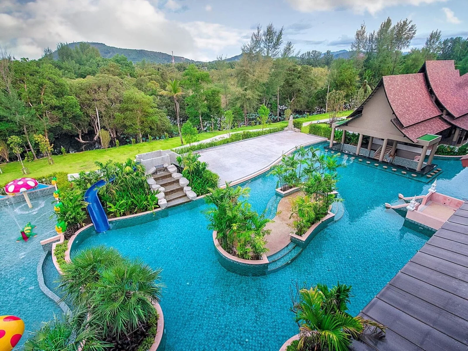 Basen w hotelu Maikhao Palm Beach Resort