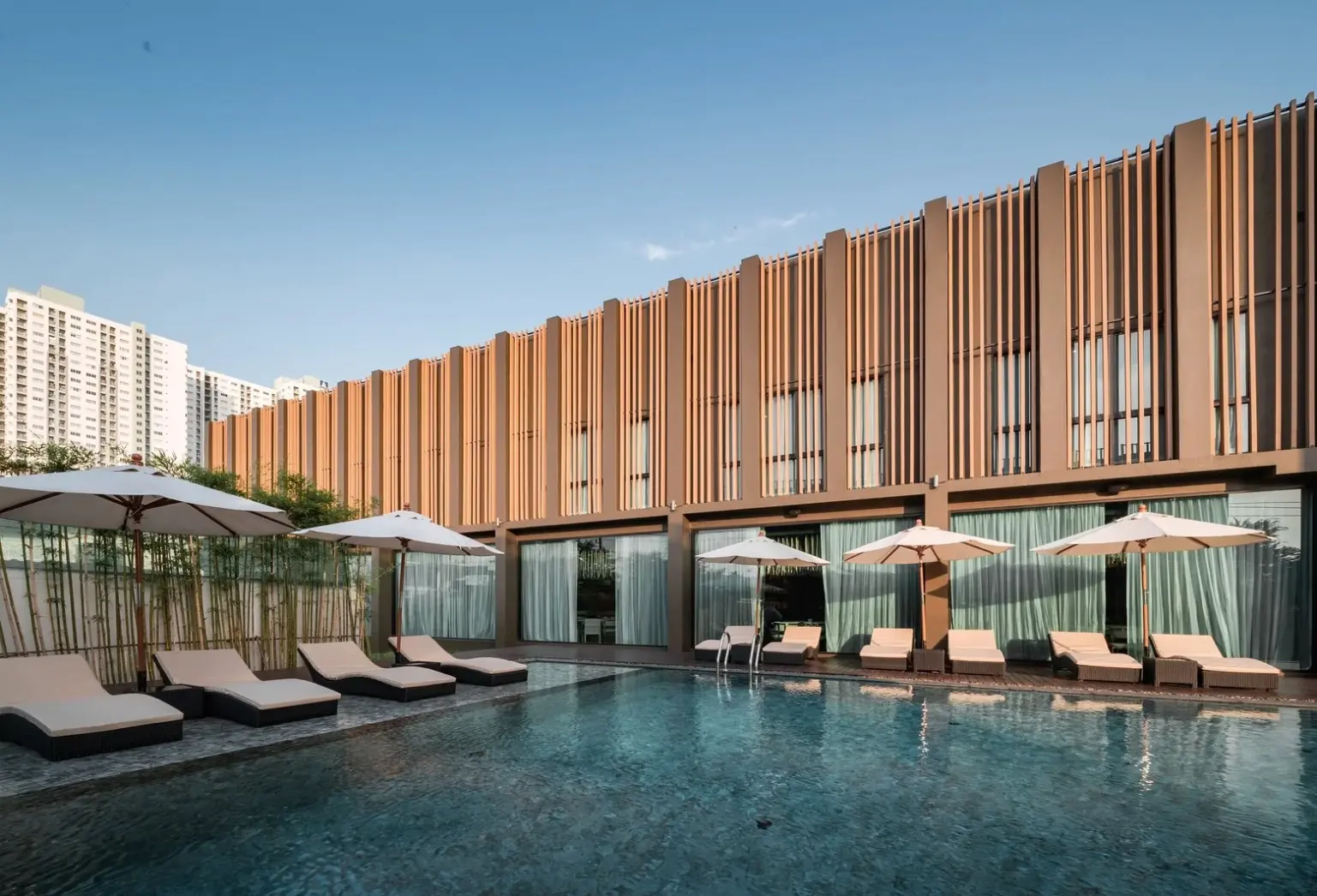 Basen w hotelu Mandarin Eastville Pattaya