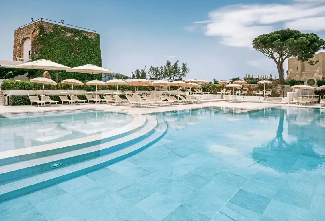 Basen w hotelu Mangia’s Pollina Resort