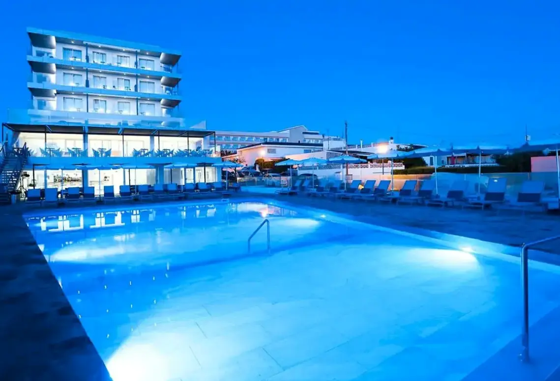 Basen w hotelu Mar Azul Pur Estil & Spa