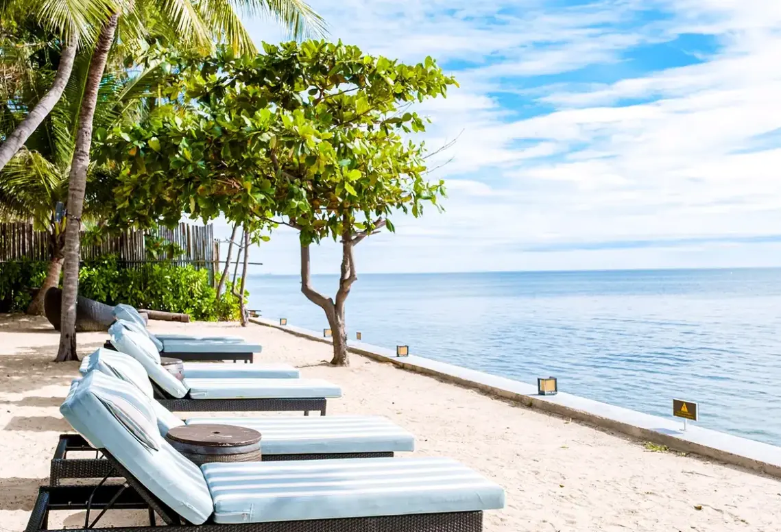 Plaża przy hotelu Mövenpick Asara Resort & Spa