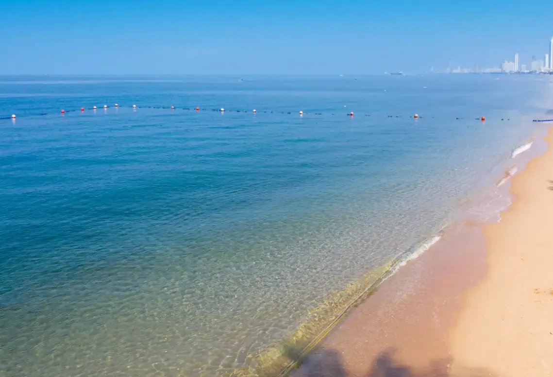Plaża przy hotelu Mövenpick Siam Na Jomtien Pattaya