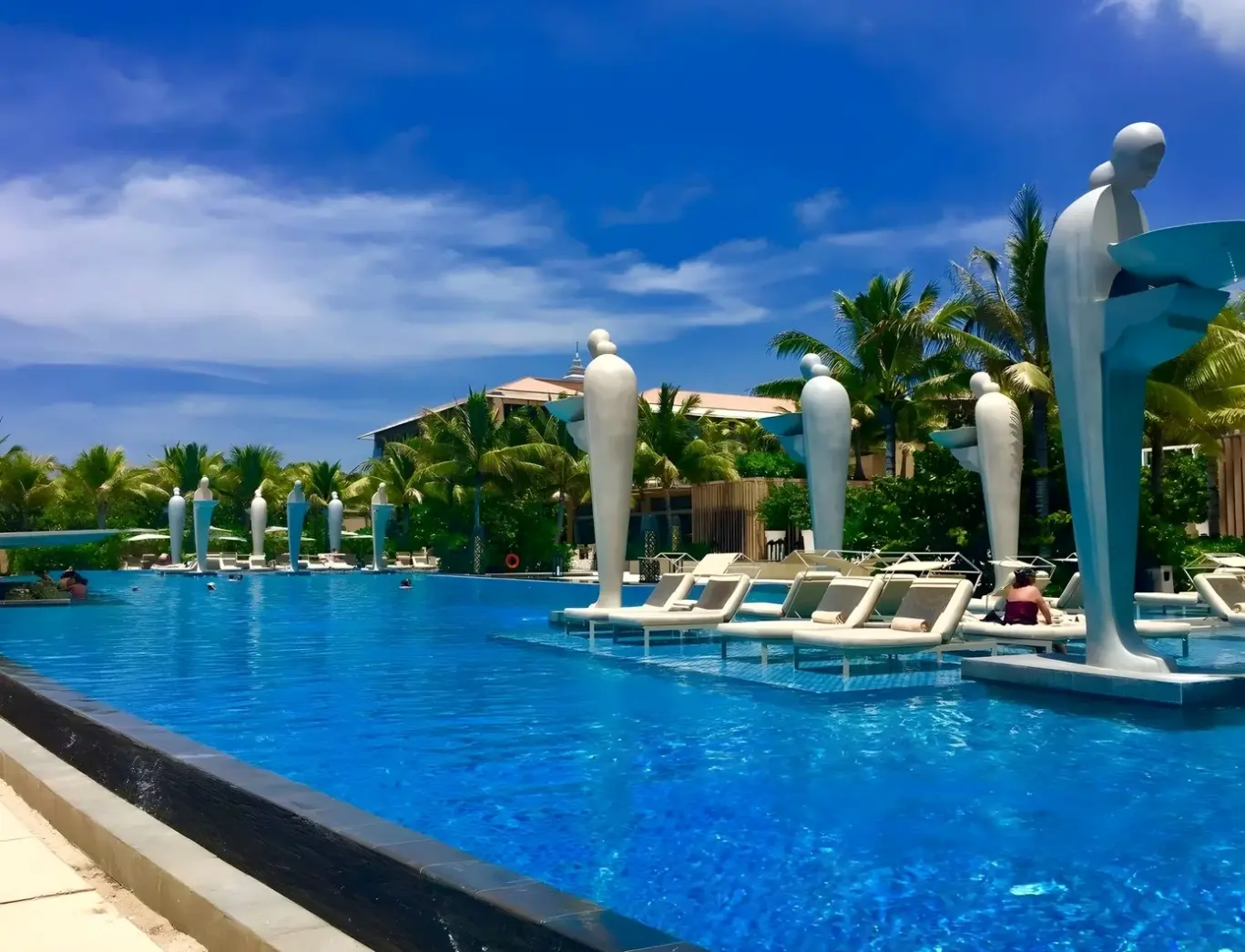 Basen w hotelu Mulia Resort