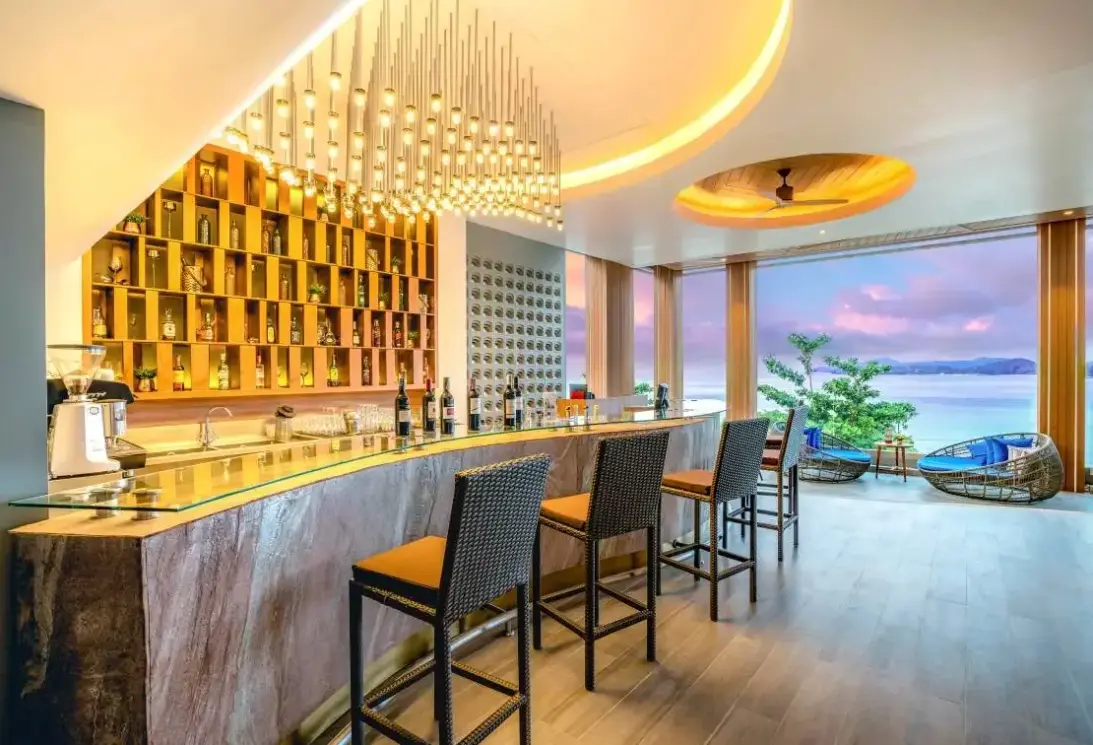 Restauracja i jedzenie w hotelu Namaka Resort Kamala