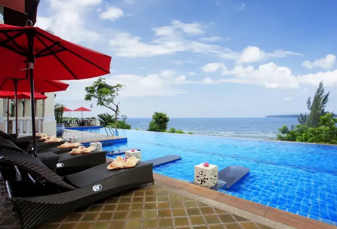 Basen w hotelu Namaka Resort Kamala
