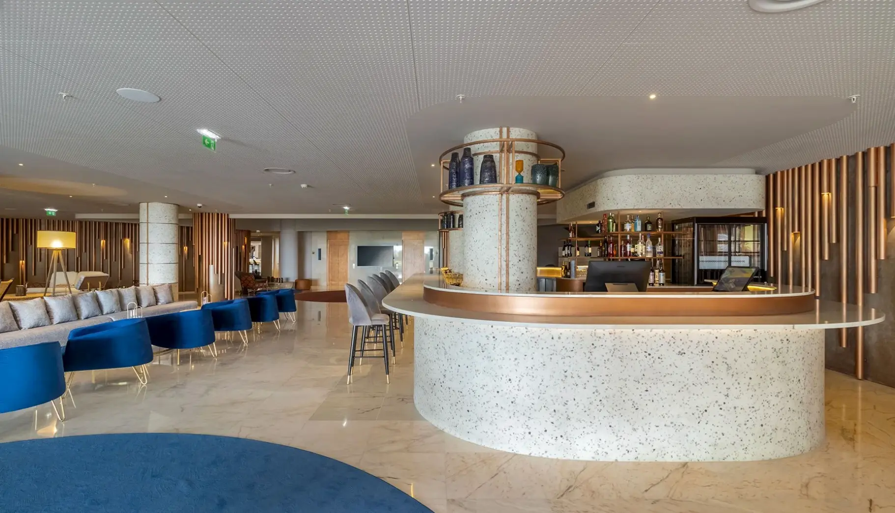 Restauracja i jedzenie w hotelu Next Savoy Signature
