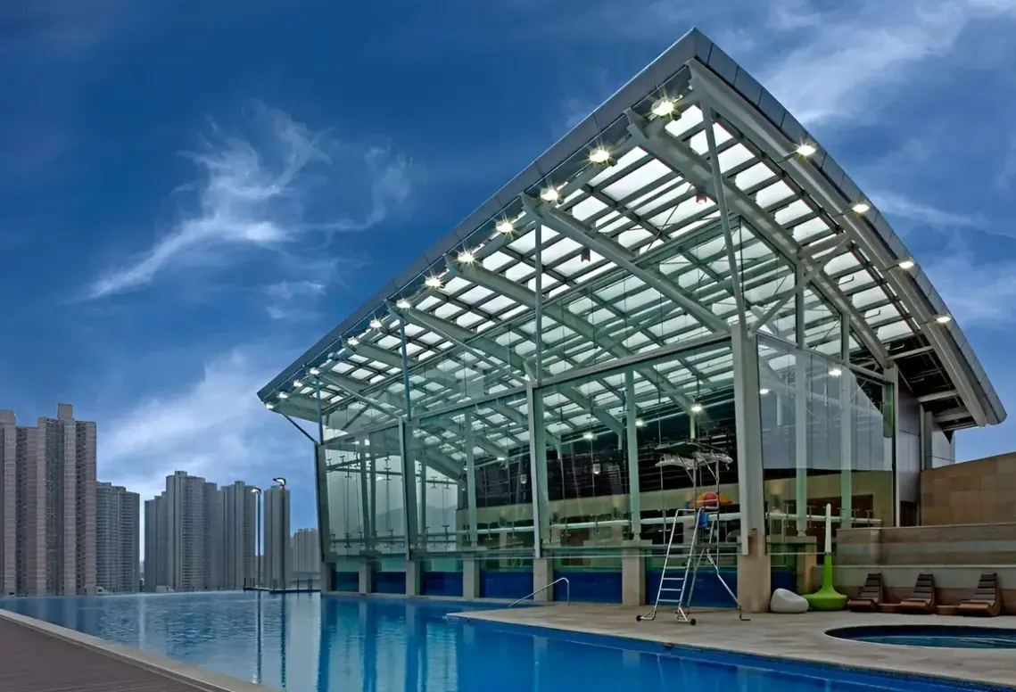 Basen w hotelu Nina Hotel Tsuen Wan West