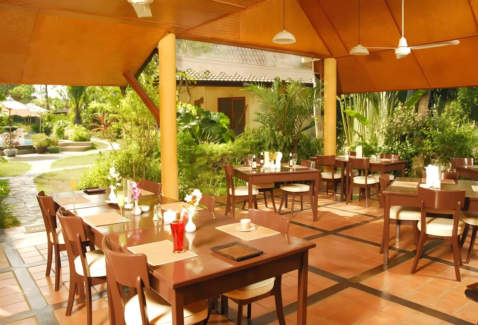 Restauracja i jedzenie w hotelu Palm Garden Resort Phuket