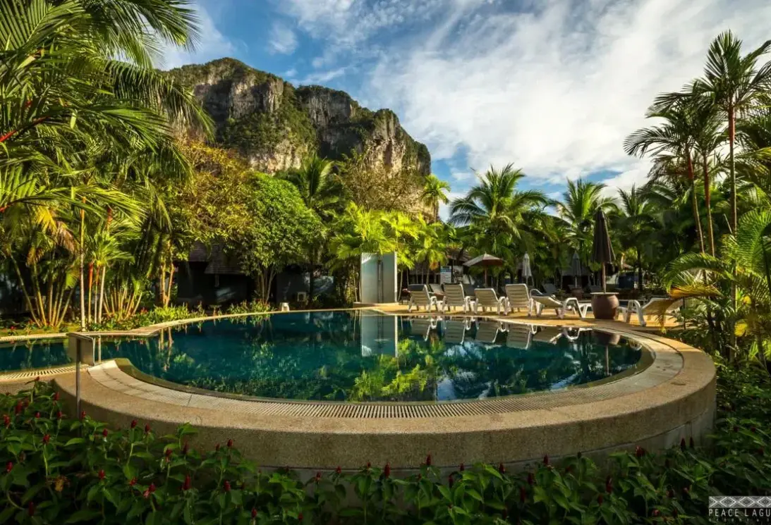 Basen w hotelu Peace Laguna Resort