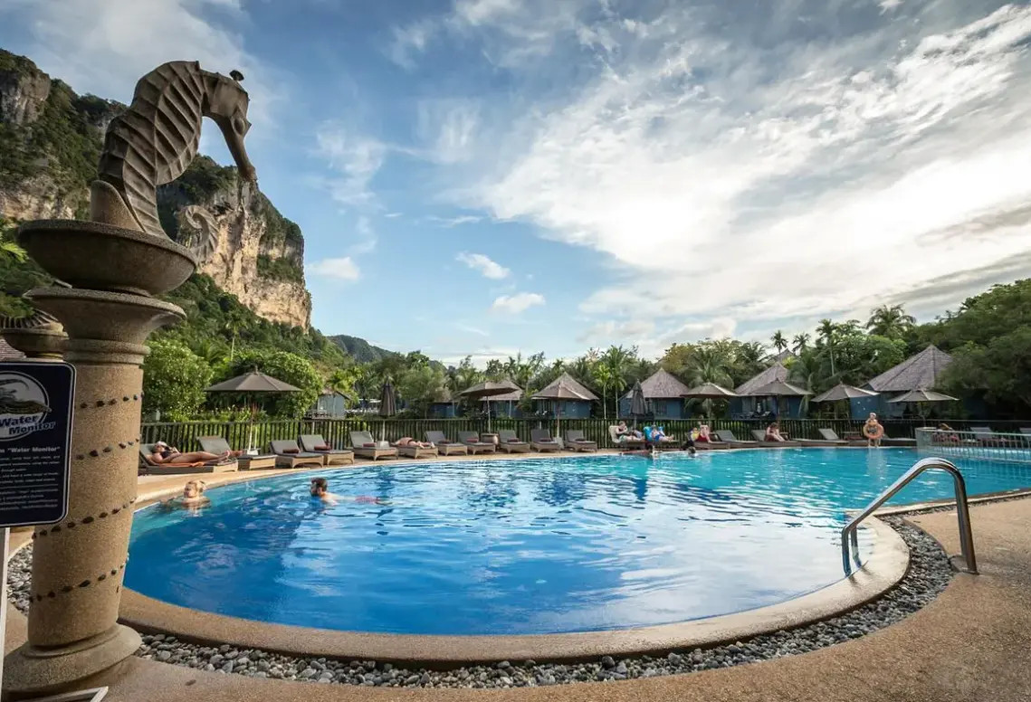 Basen w hotelu Peace Laguna Resort