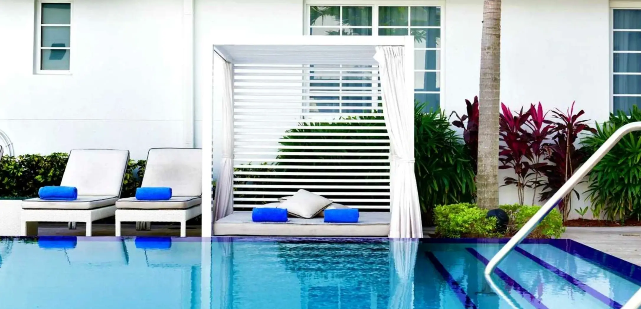 Basen w hotelu Pestana South Beach Art Deco Hotel