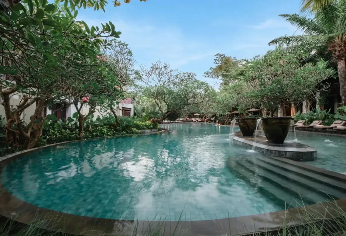 Basen w hotelu Ramayana Suites & Resort