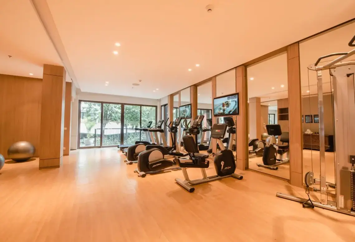 Siłownia w hotelu Ramayana Suites & Resort