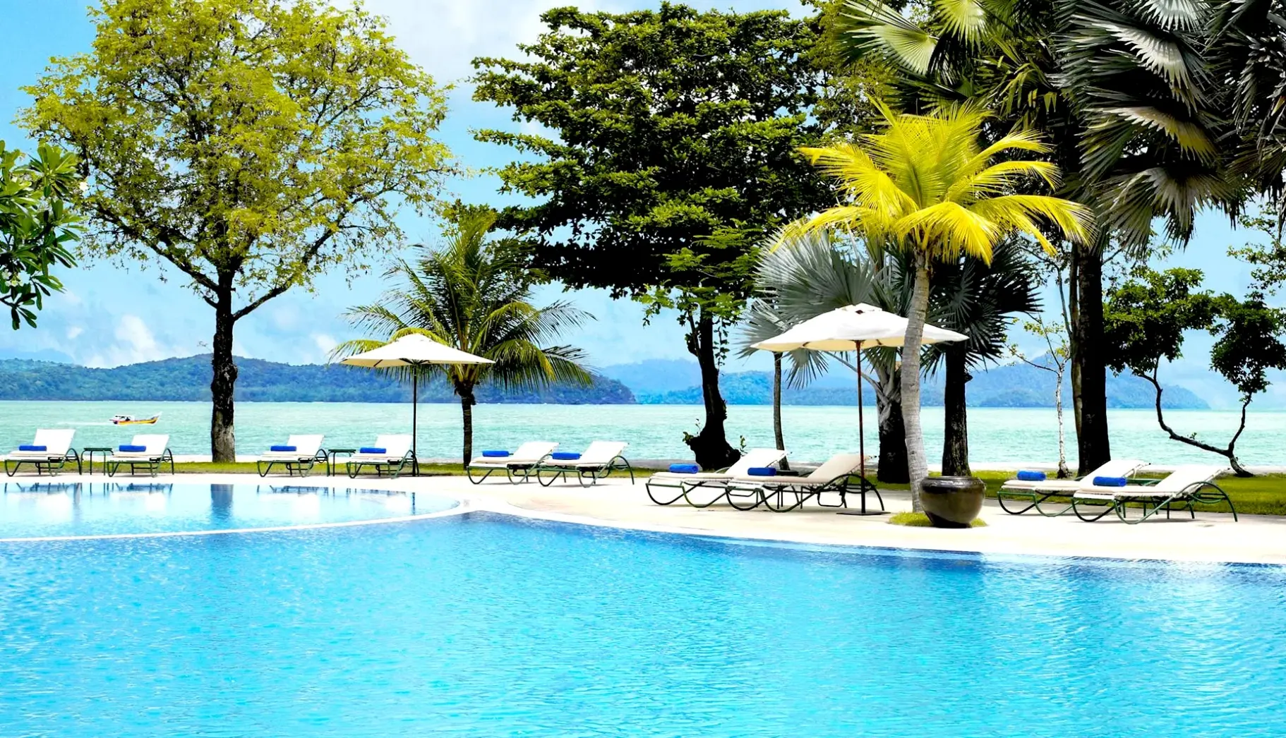 Basen w hotelu Rebak Island Resort & Marina Langkawi