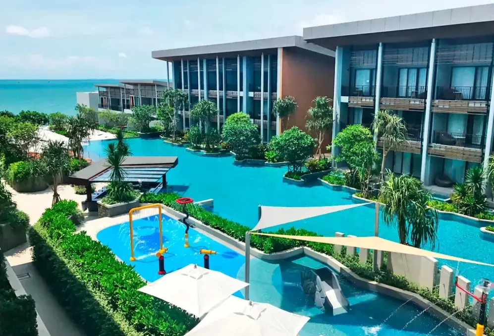 Basen w hotelu Renaissance Pattaya Resort & Spa